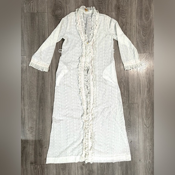 Vintage 80s 90s White Eyelet Duster Robe - Picture 2 of 7